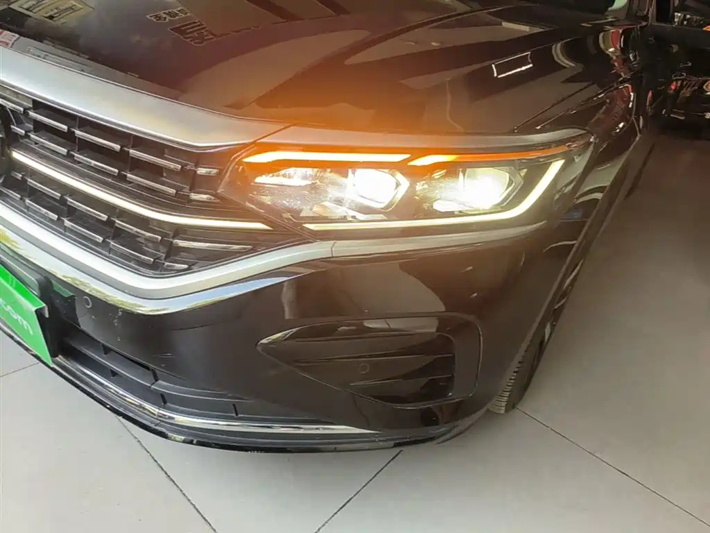 Volkswagen Passat 2022 330TSI Luxury Edition фото 24