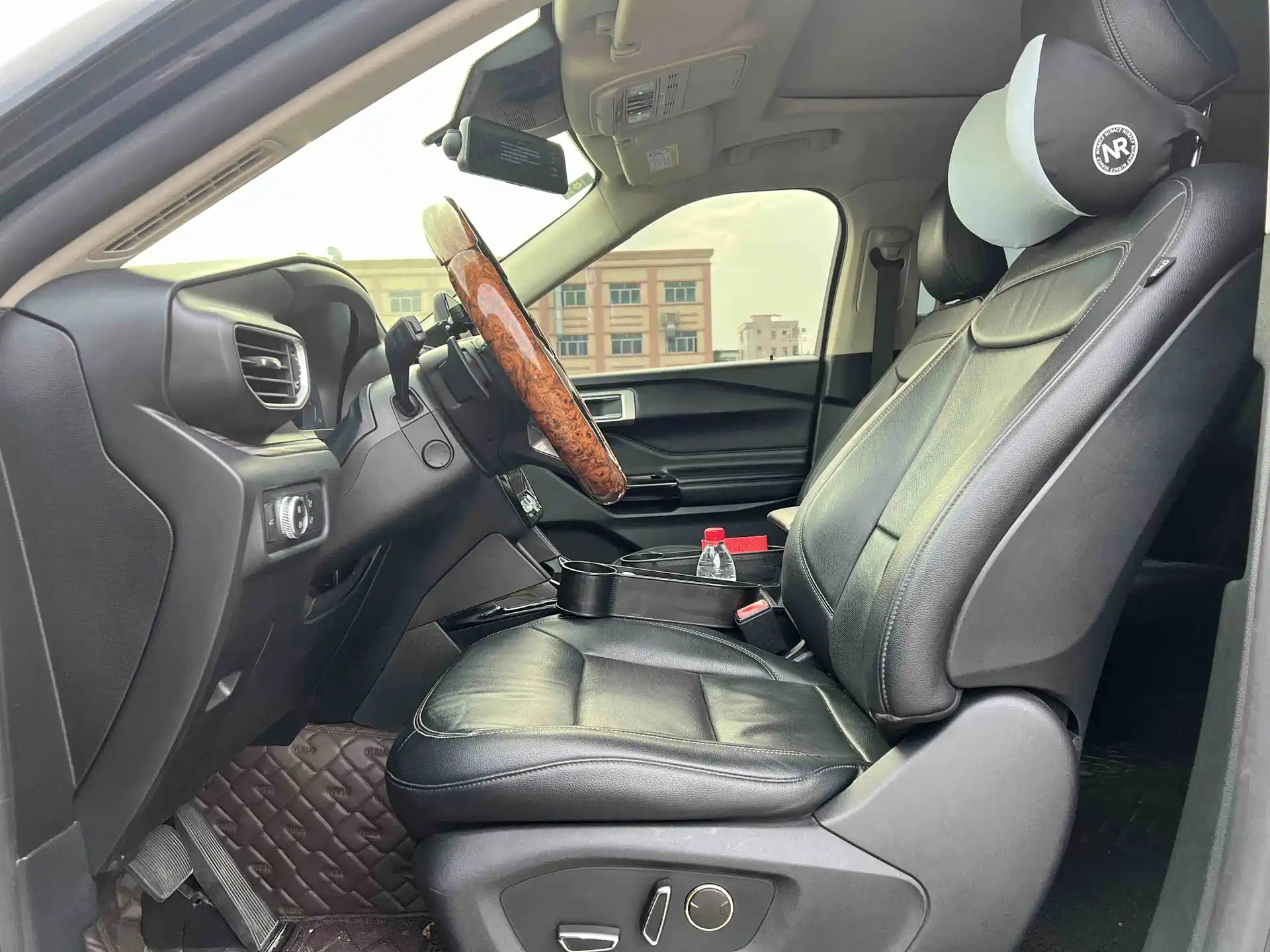 Фото 6 - Ford Explorer