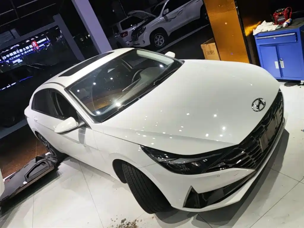 Hyundai Elantra 2022 1.5L CVT LUX Premium Edition фото 5