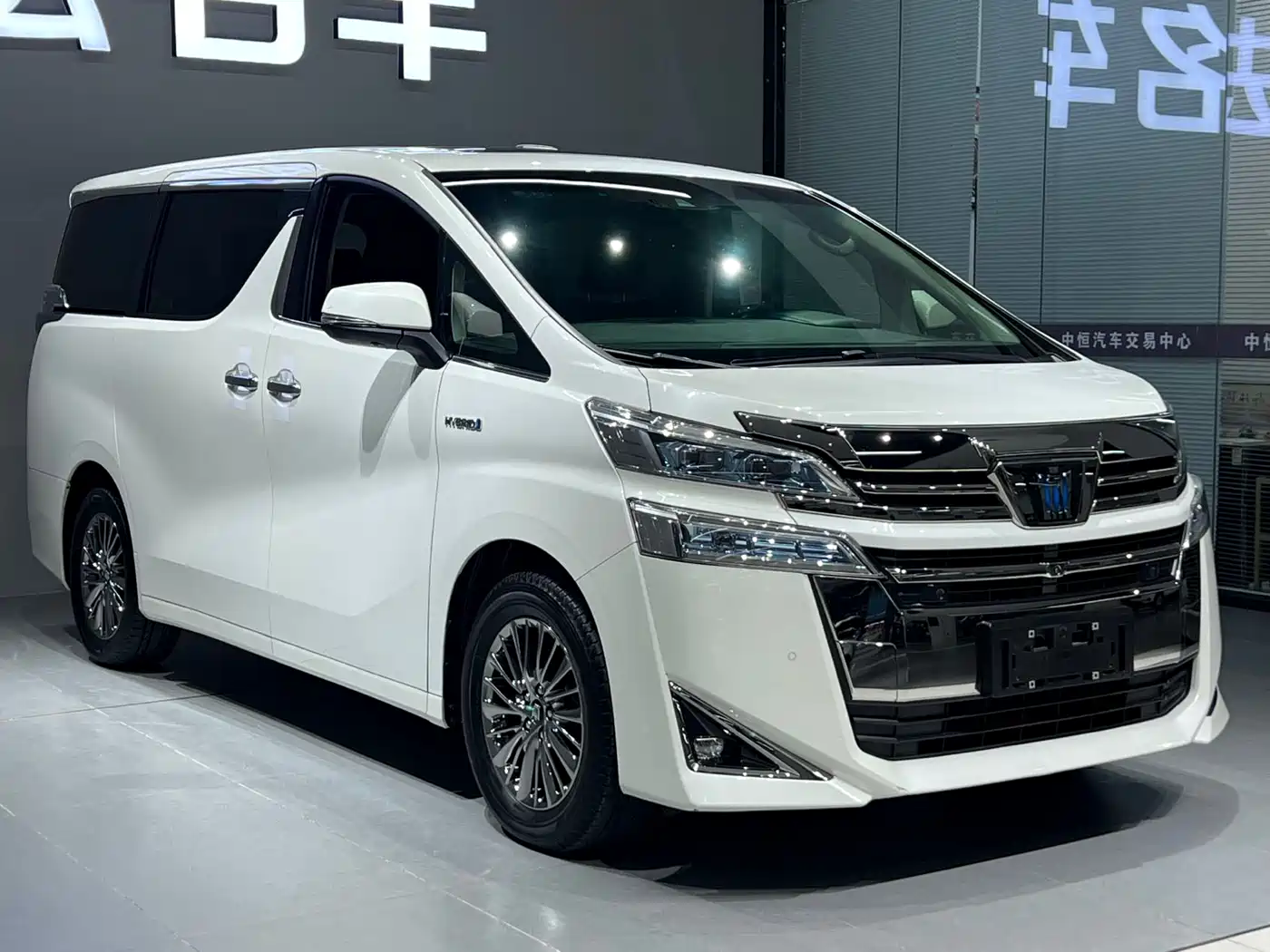 Toyota Vellfire 2021 Crown Hybrid 2.5L HV Luxury Edition фото 3