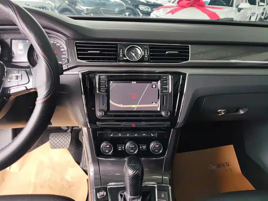 Volkswagen Passat 2017 330TSI DSG Luxury фото 13