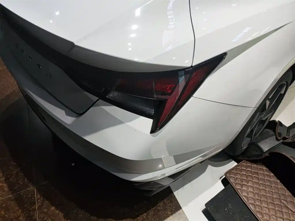 Hyundai Elantra 2022 1.5L CVT LUX Premium Edition фото 9