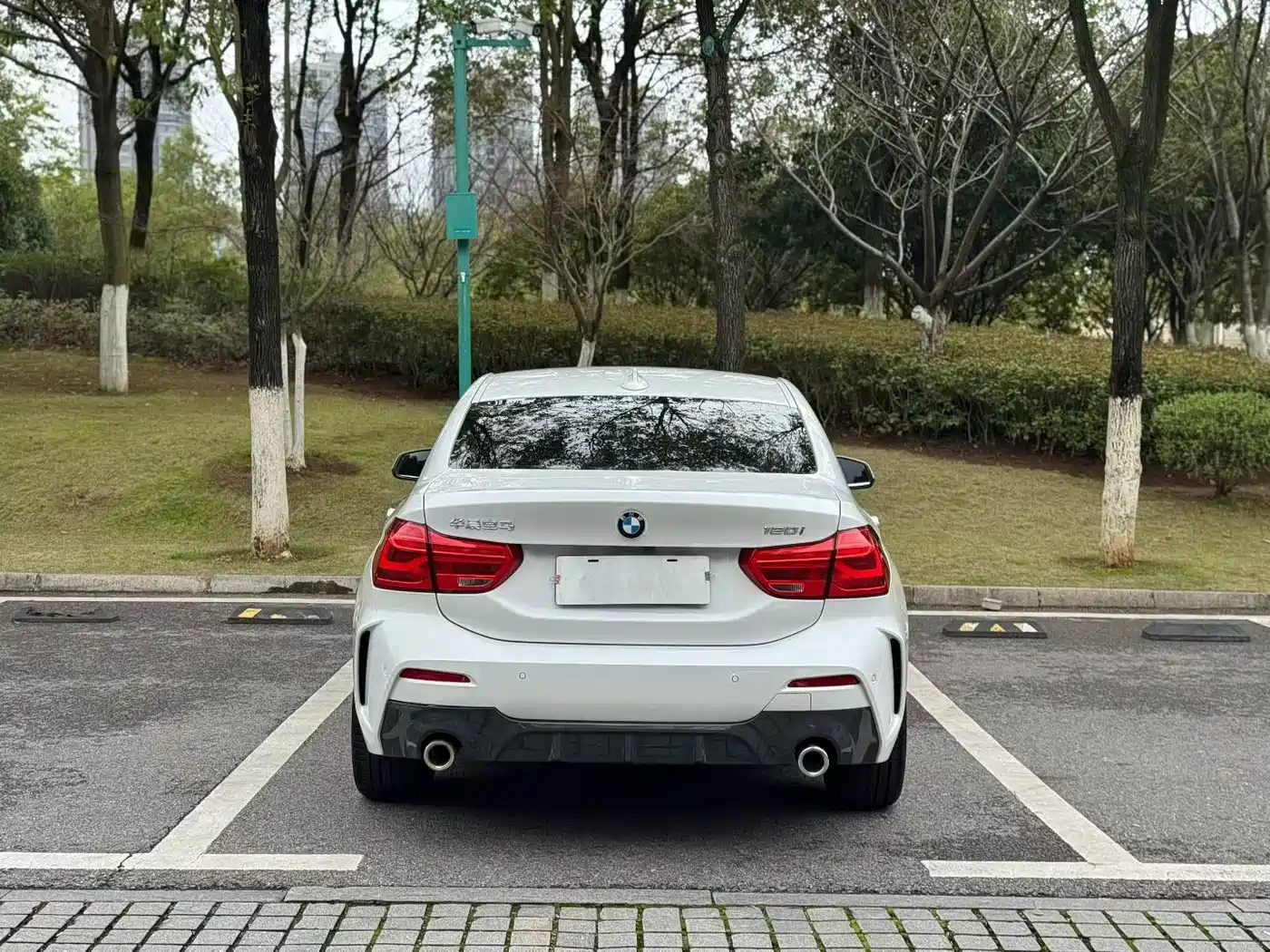 BMW 1 Series 2023 120i M Sport фото 8