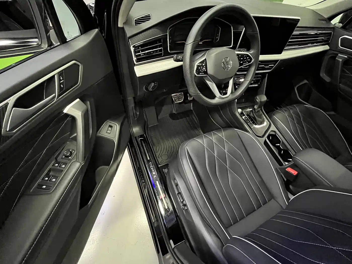 Volkswagen Tiguan L 2023 330TSI Auto 2WD R-Line Premium Edition фото 7