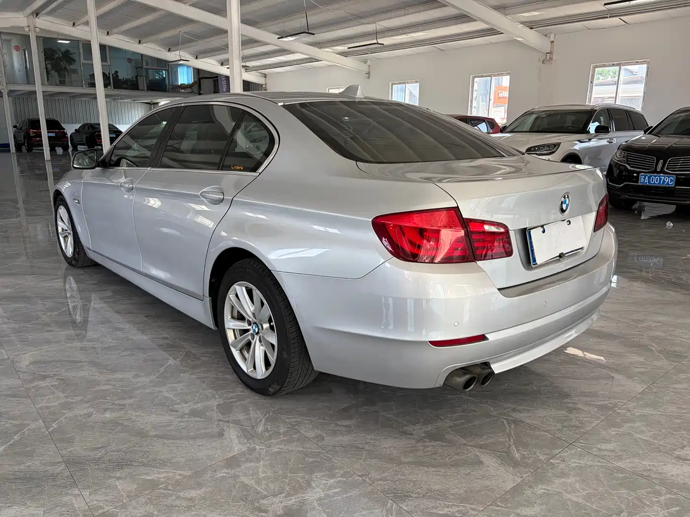 BMW 5 Series 2011 523Li Leading фото 4