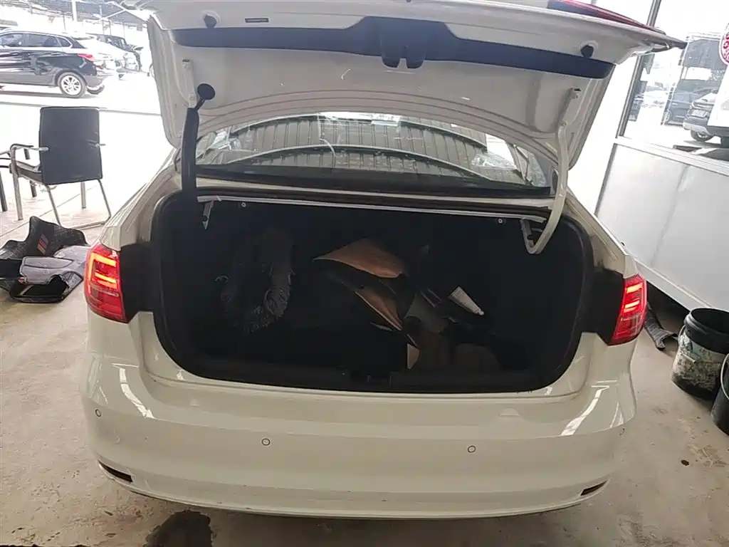 Volkswagen Sagitar 2017 1.6L Automatic Comfort фото 19