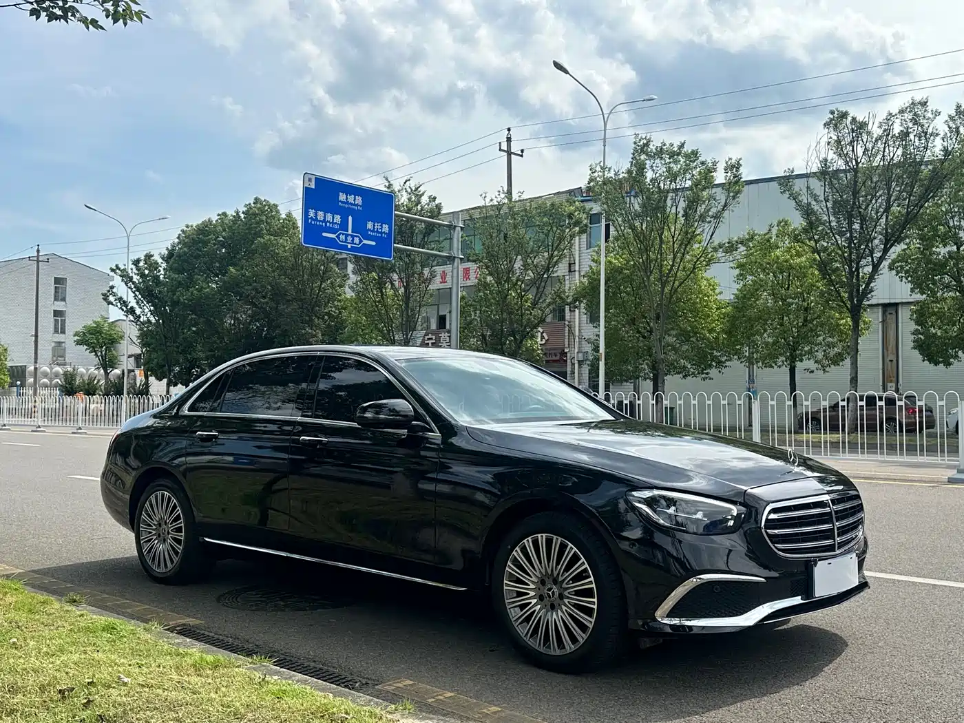 Mercedes-Benz E-Class 2023 E 300 L Fashion фото 3