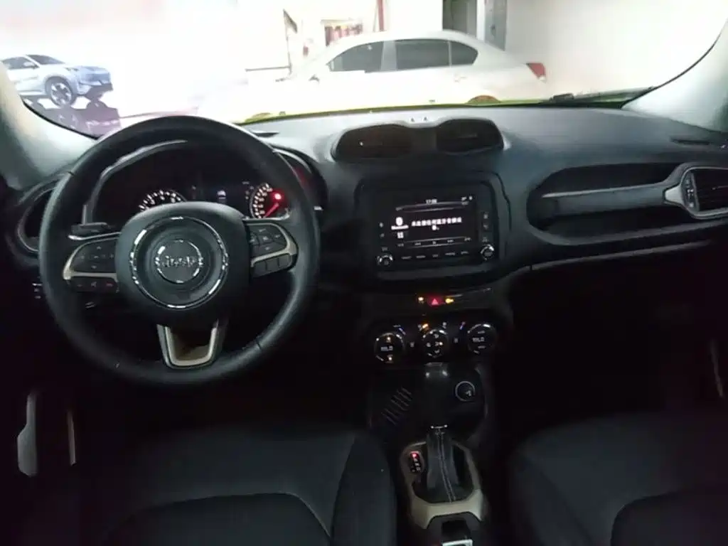 Фото 10 - Jeep Renegade