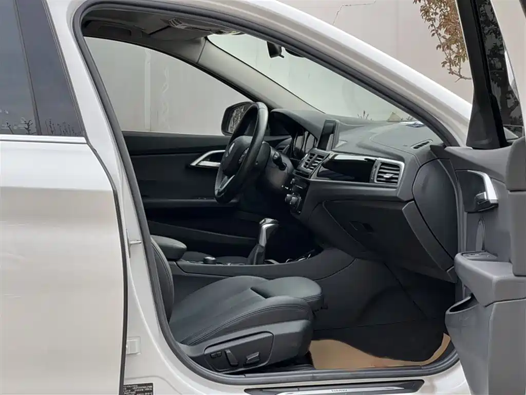 BMW 1 Series 2018 Facelift 118i Sport фото 17