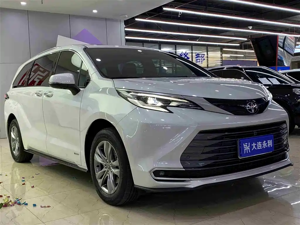 Toyota Sienna 2024 2.5L Hybrid 4WD Premium Edition фото 3