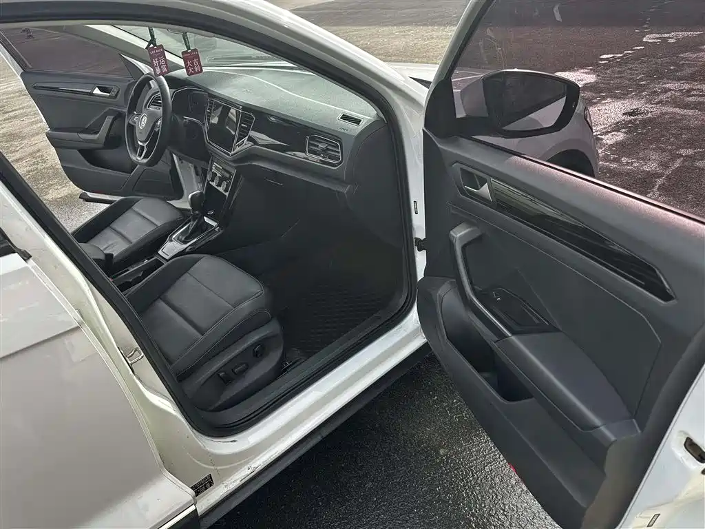 VOLKSWAGEN T ROC EXPLORING SONGS