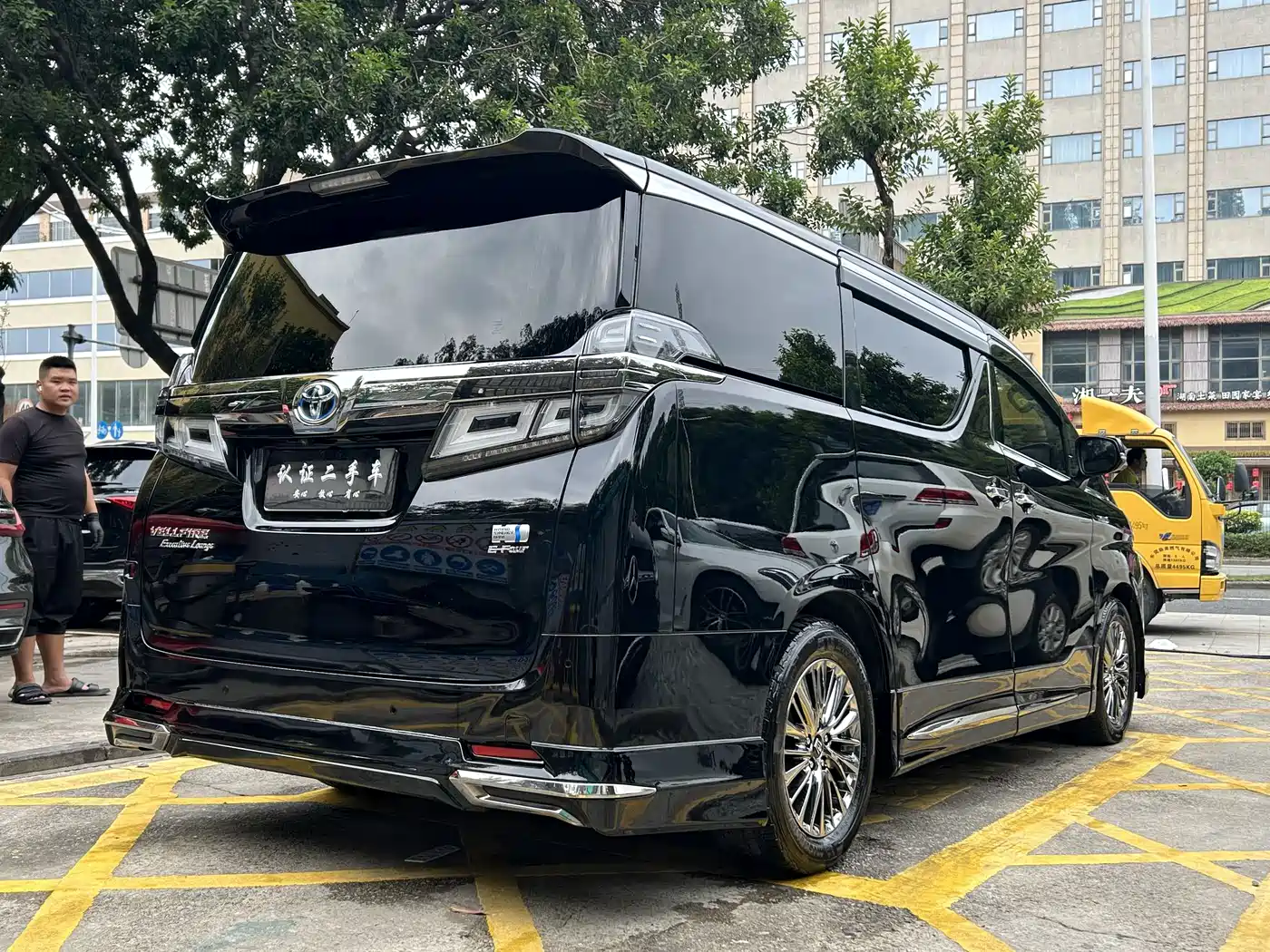 Toyota Vellfire 2021 Crown Hybrid 2.5L HV Premium Edition фото 4