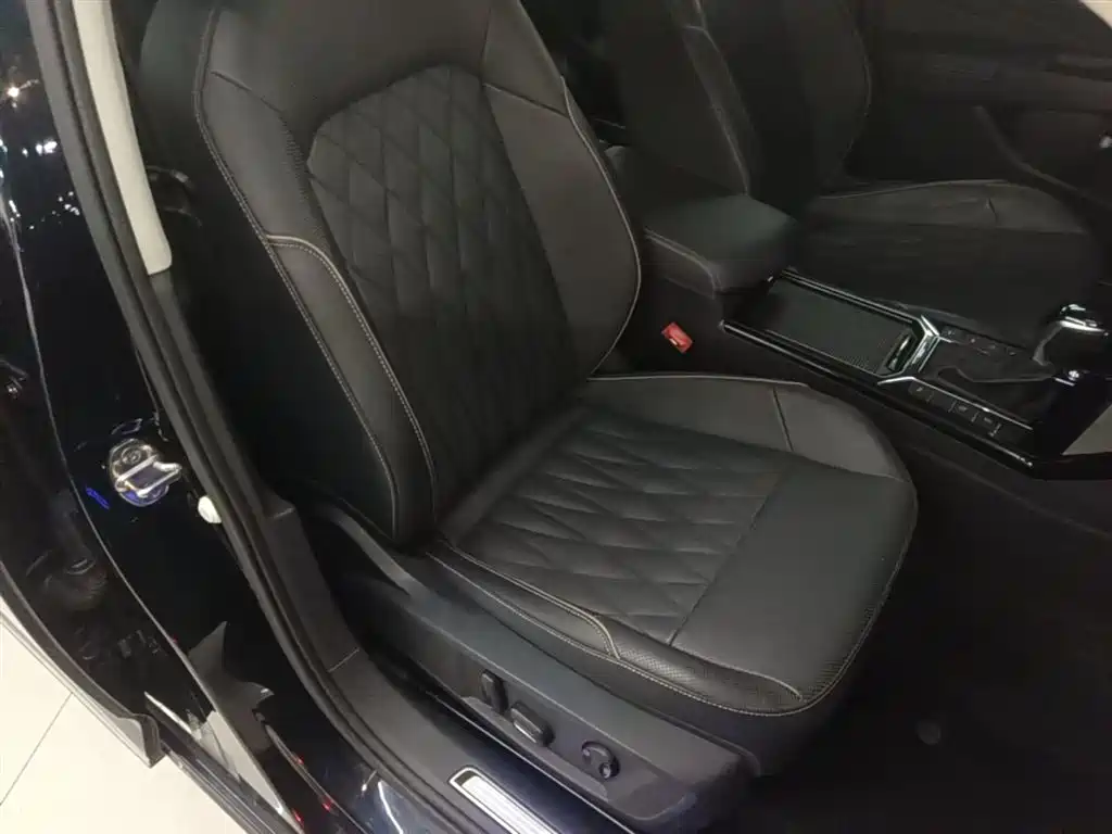 Volkswagen Passat New Energy 2019 430PHEV Hybrid Luxury Edition фото 25