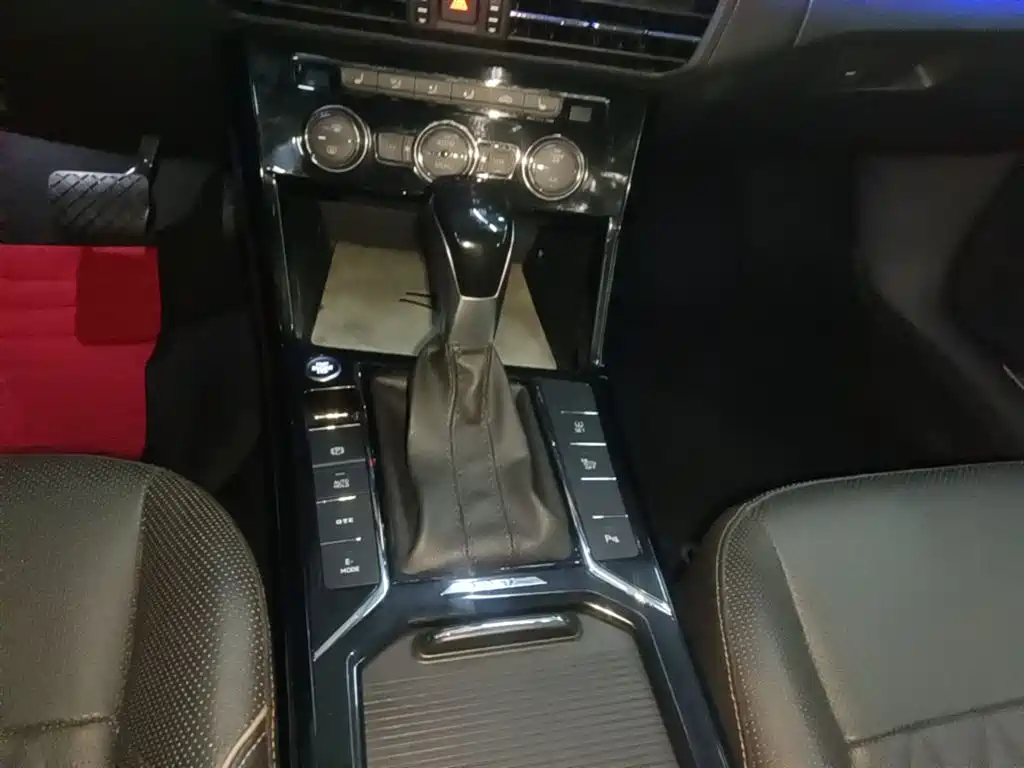 Volkswagen Passat New Energy 2019 430PHEV Hybrid Luxury Edition фото 14