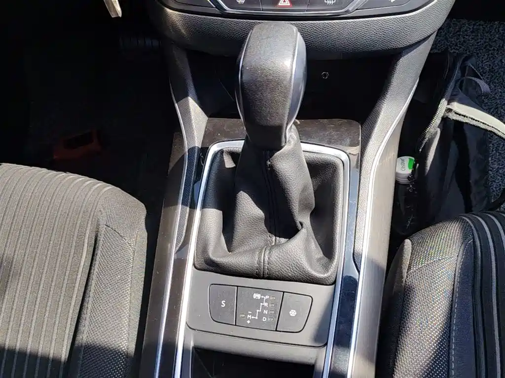 Peugeot 408 2015 Model 1.2T Automatic Luxury Edition фото 10