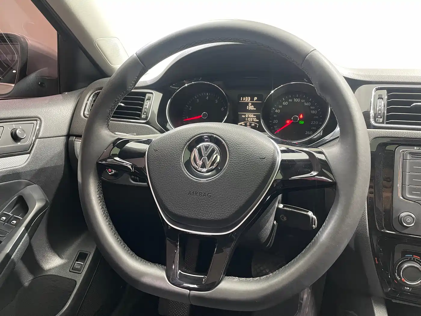 Volkswagen Sagitar 2015 1.6L Automatic Comfort фото 16