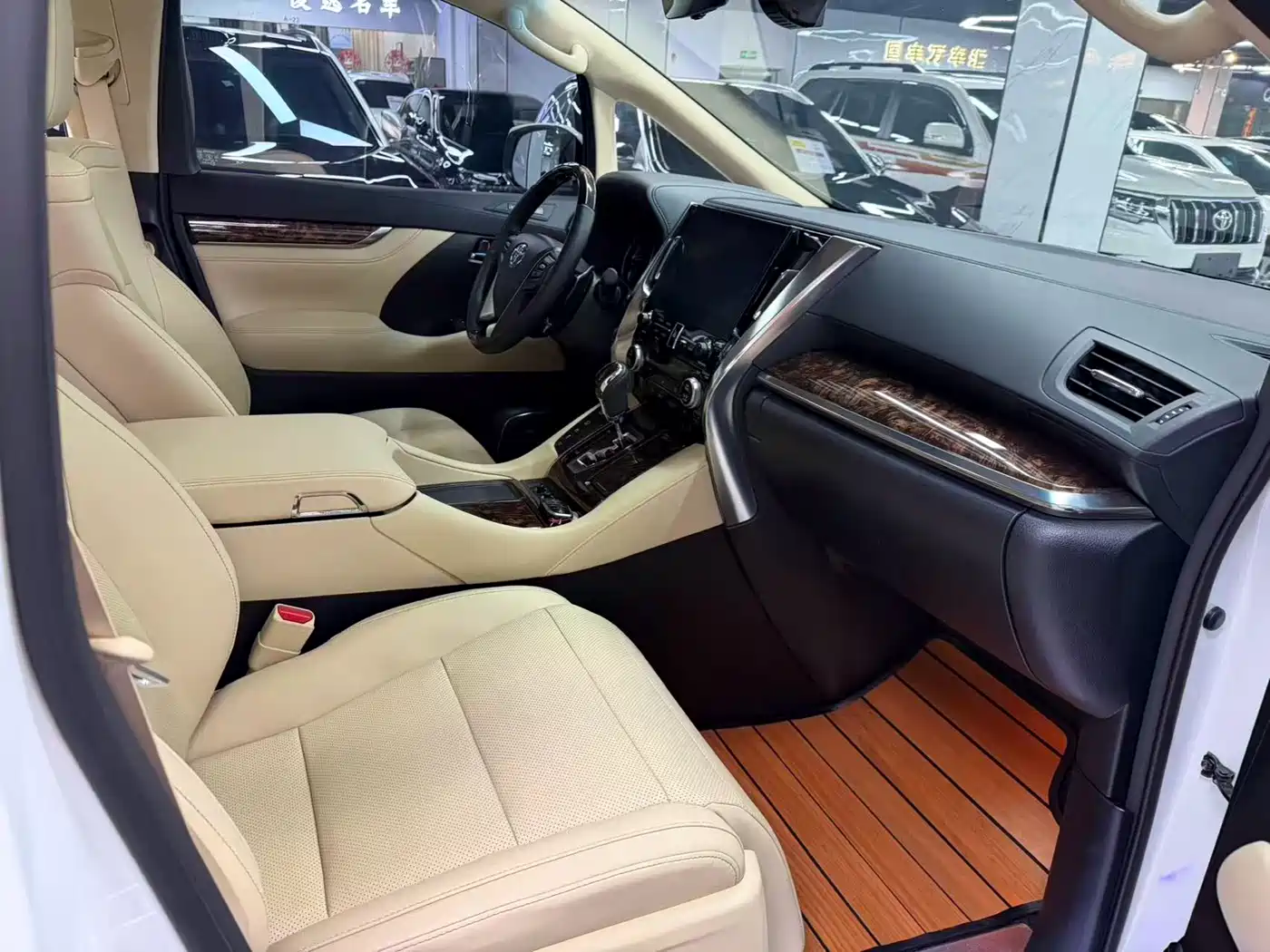 Toyota Alphard 2020 Hybrid 2.5L Luxury Edition фото 9