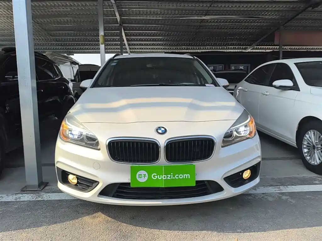 BMW 2 Series Touring 2016 218i Leading фото 3