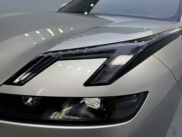 صورة 19 - Lynk & Co 08 EM-P