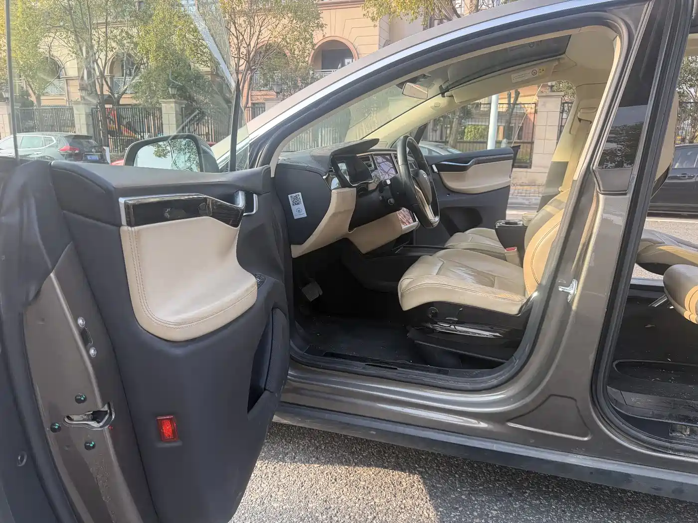 TESLA MODEL X