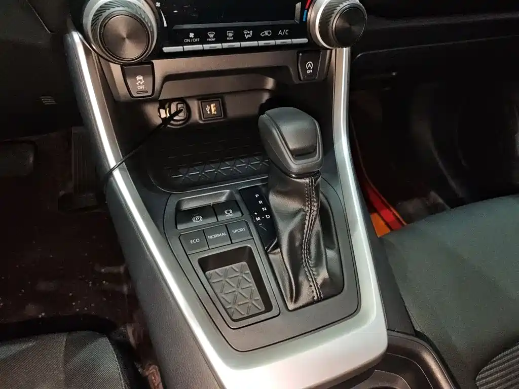 Toyota Wildlander 2023 2.0L CVT FWD LE фото 10