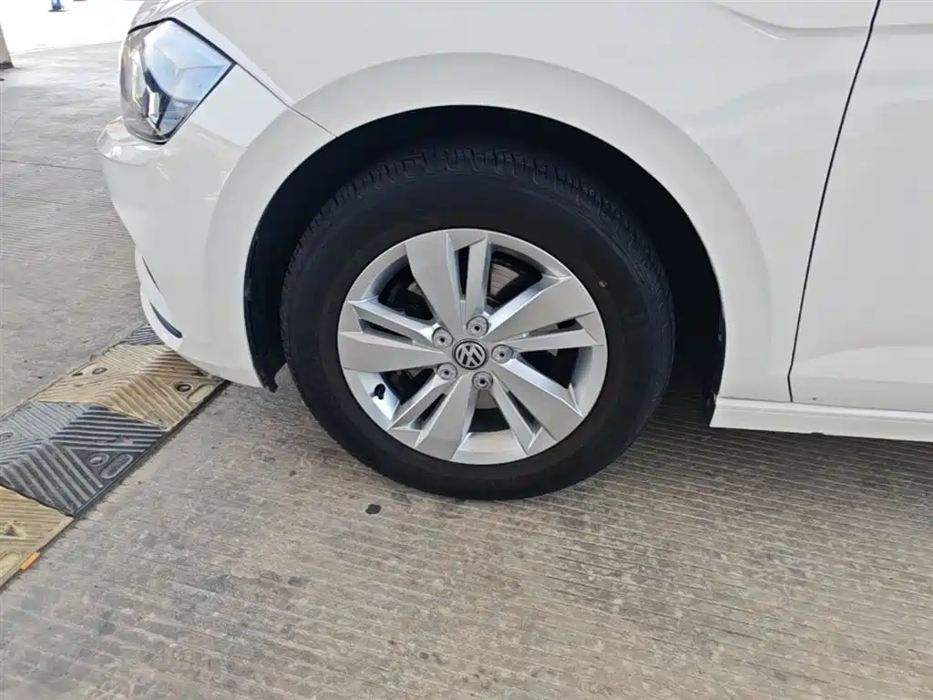 Volkswagen Polo 2019 Plus 1.5L Automatic Panorama Enjoyment Edition фото 23