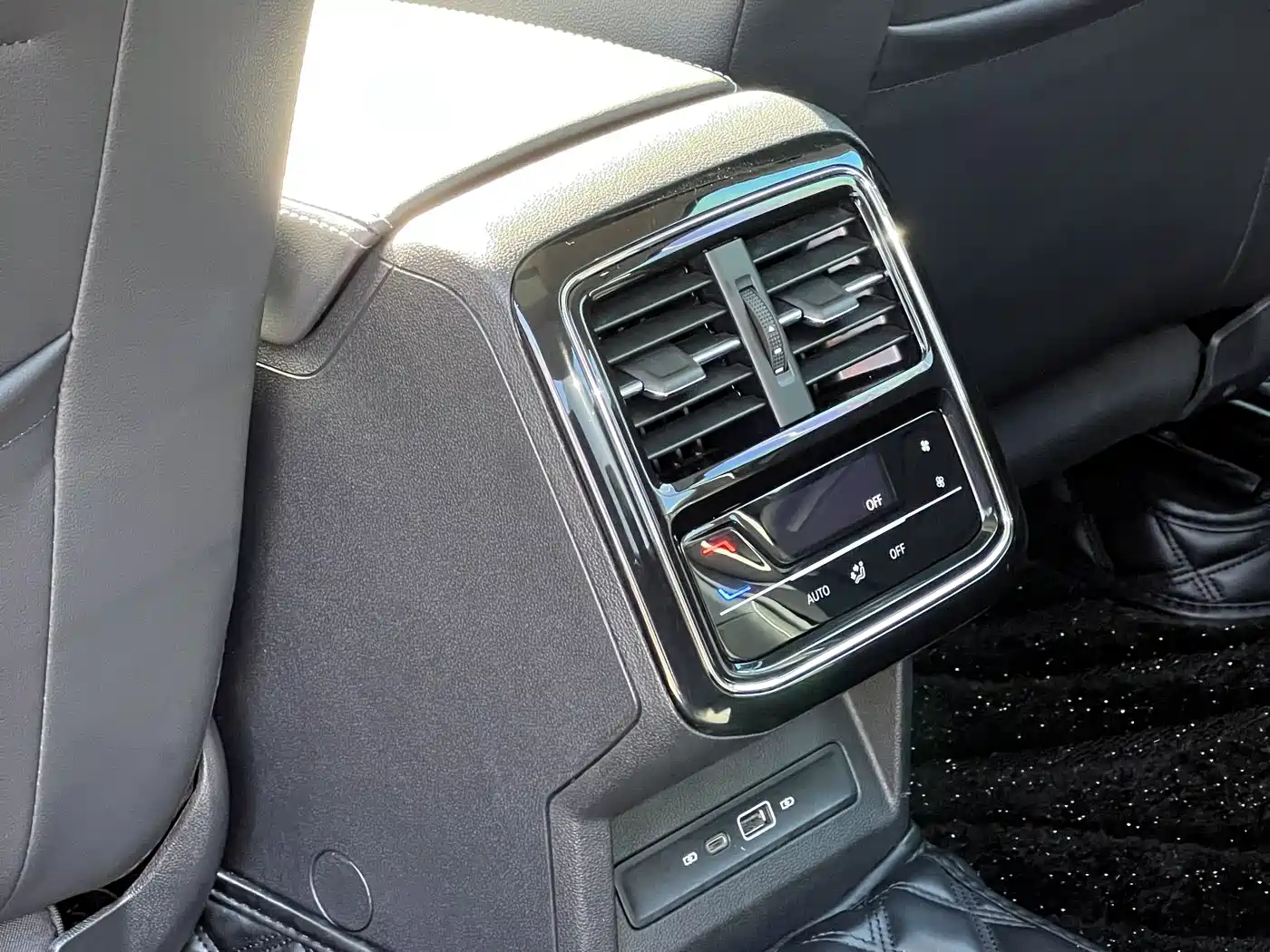 Volkswagen Passat 2022 330TSI Starlight Luxury Edition фото 12