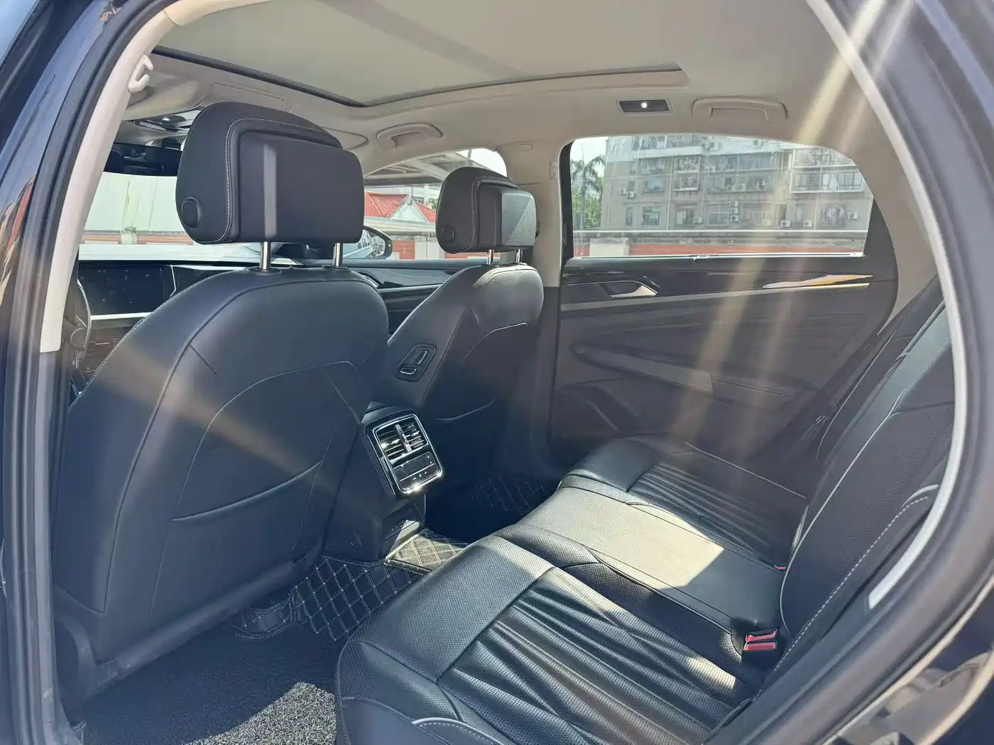 Volkswagen Passat 2022 330TSI Luxury Edition фото 8