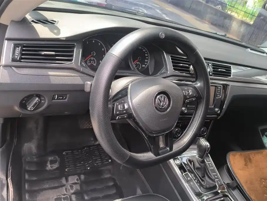 Volkswagen Passat 2017 330TSI DSG Prestige фото 15