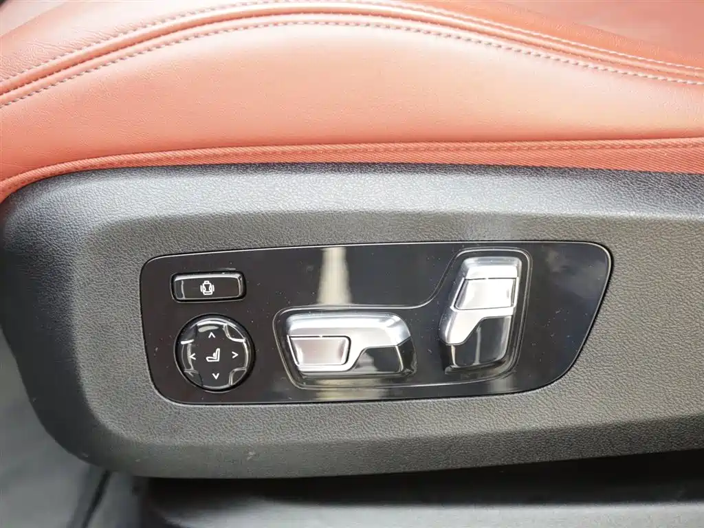 BMW XM 2023 Model Base фото 10