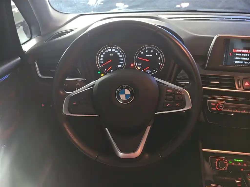 BMW 2 Series Touring 2018 218i Sport Line фото 11