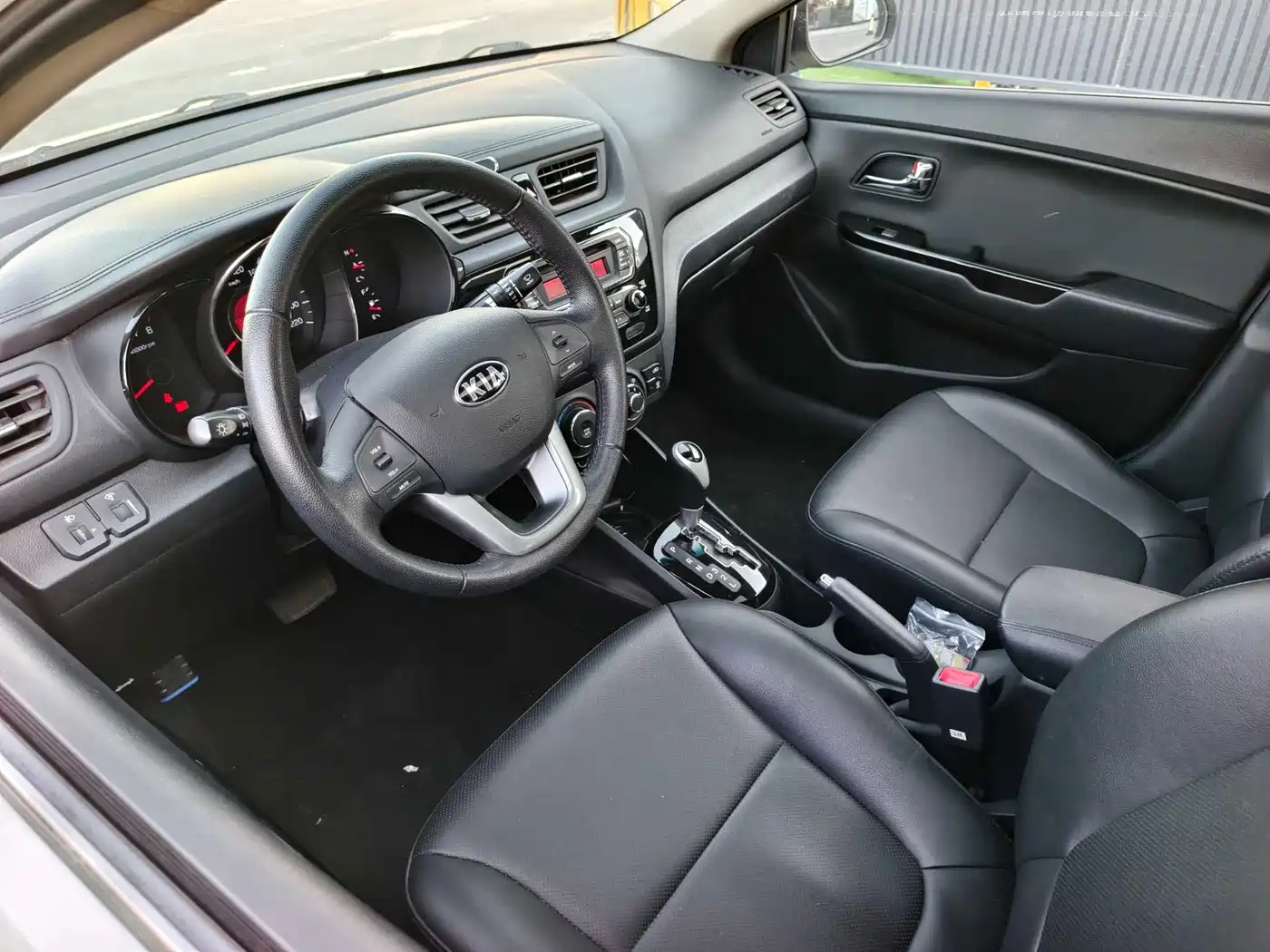 Kia K2 2012 Sedan 1.6L AT Premium ECO Commemorative Edition фото 10