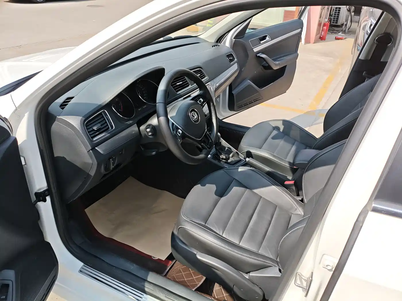 Volkswagen Lavida 2017 1.6L Automatic Comfort Edition фото 7