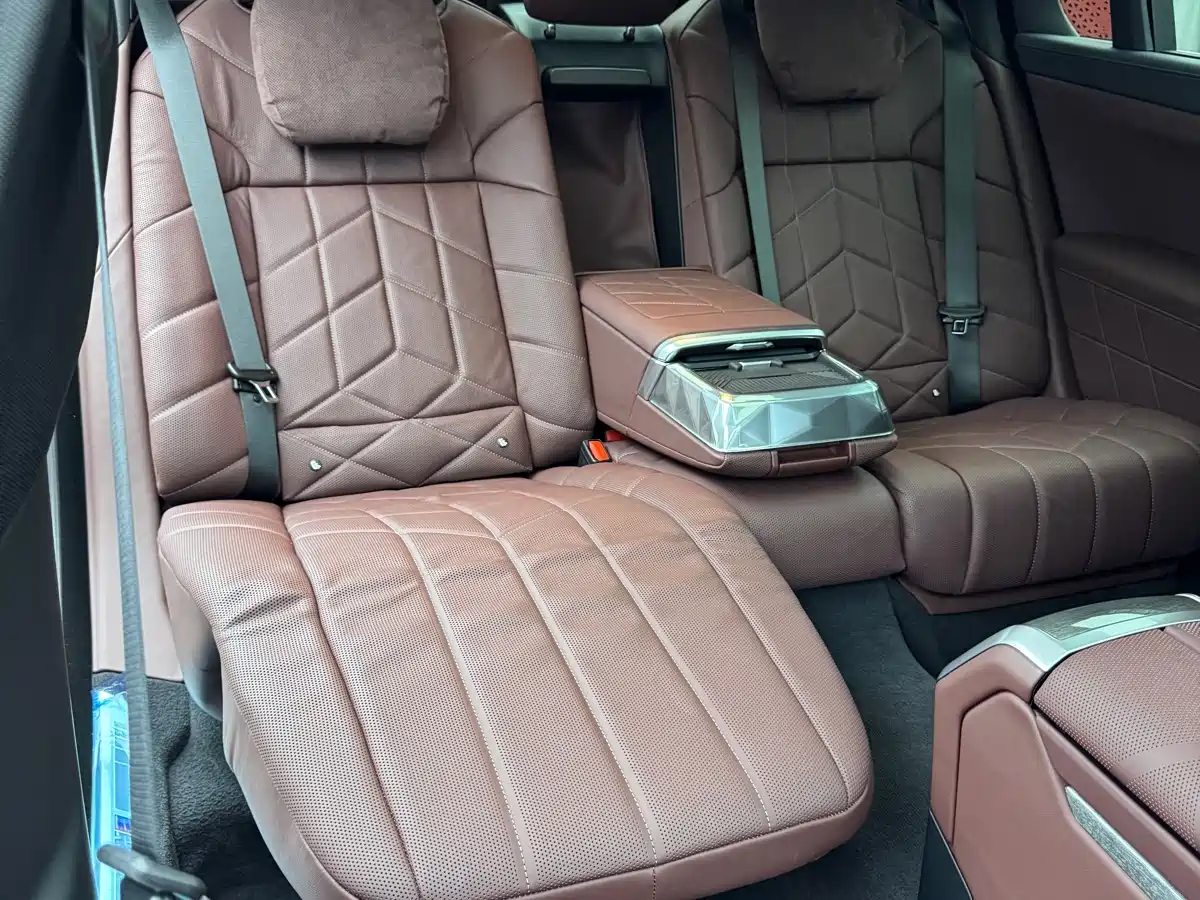 BMW 7 Series 2023 740Li Exclusive M Sport Package фото 7