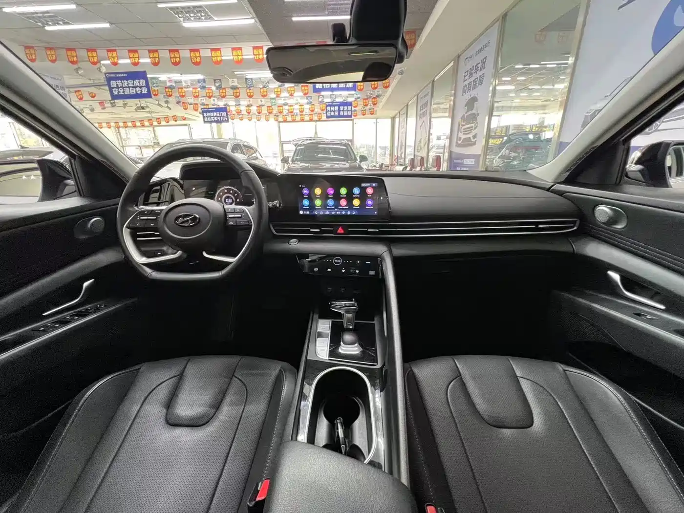 Hyundai Elantra 2022 1.5L CVT LUX Premium Edition фото 9
