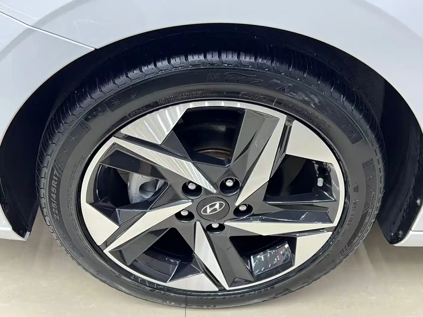 Hyundai Elantra 2022 1.5L CVT LUX Premium Edition фото 21