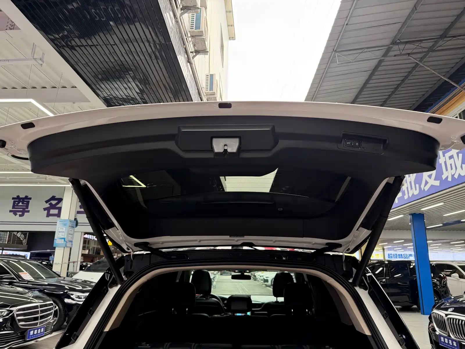 Photo 20 - Ford Explorer