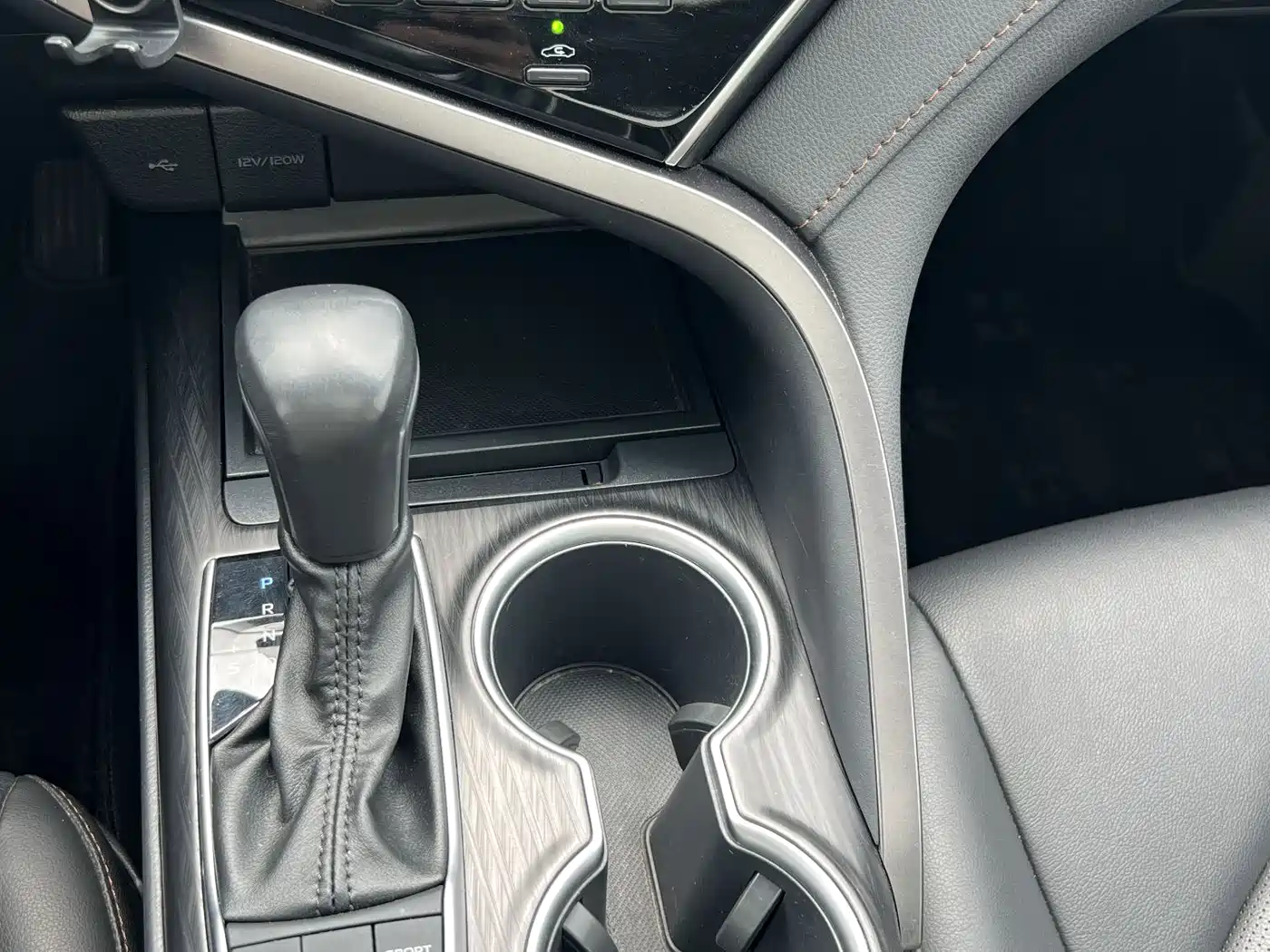 Toyota Camry 2023 2.5G Luxury Edition фото 14