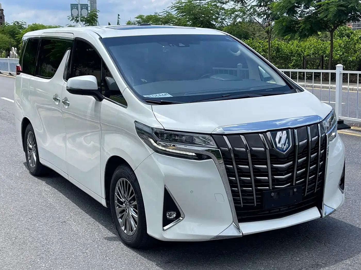Toyota Alphard 2021 Hybrid 2.5L Luxury фото 3