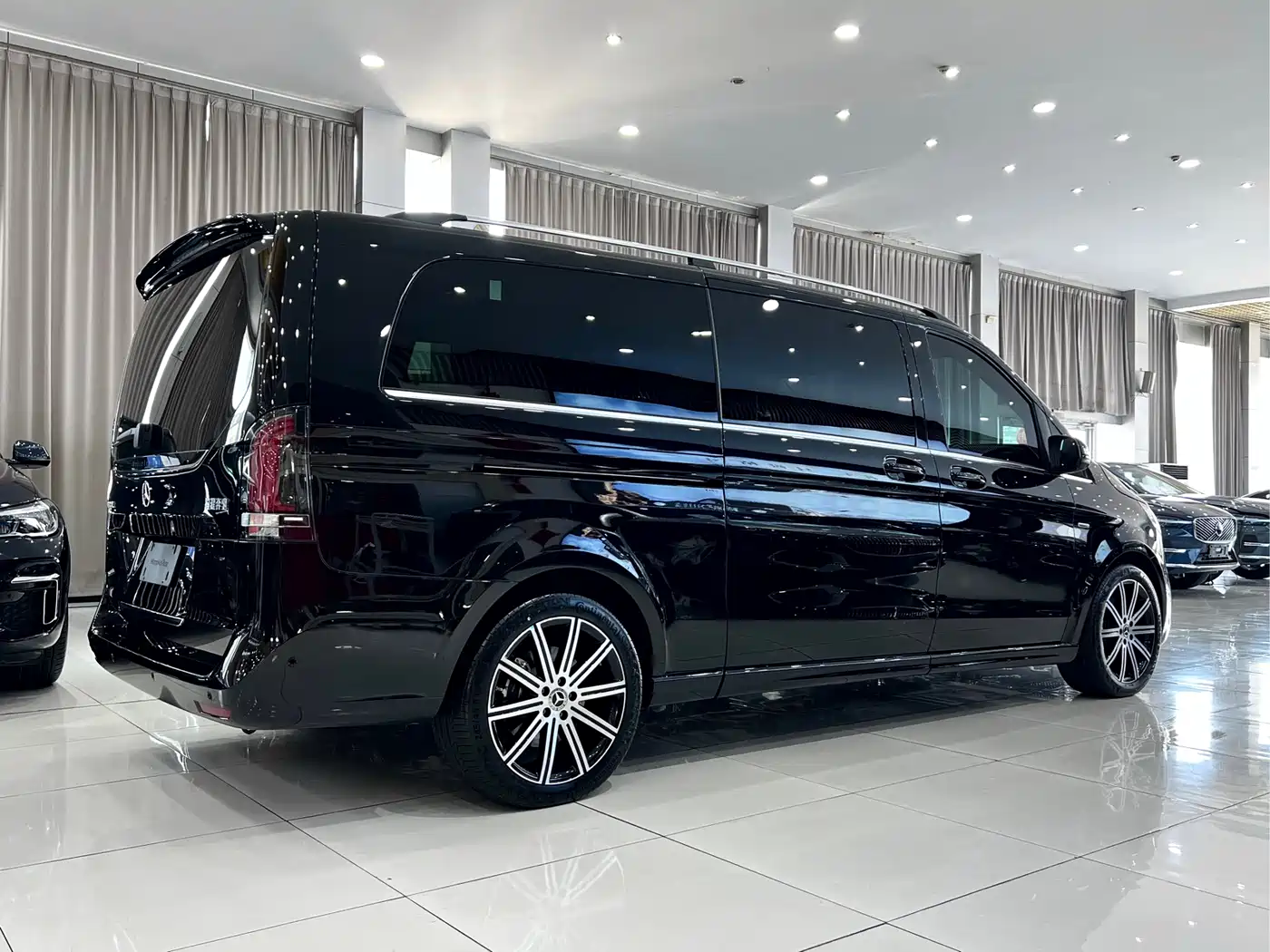 Mercedes-Benz V-Class 2024 V 300 L Long Wheelbase Premium фото 4