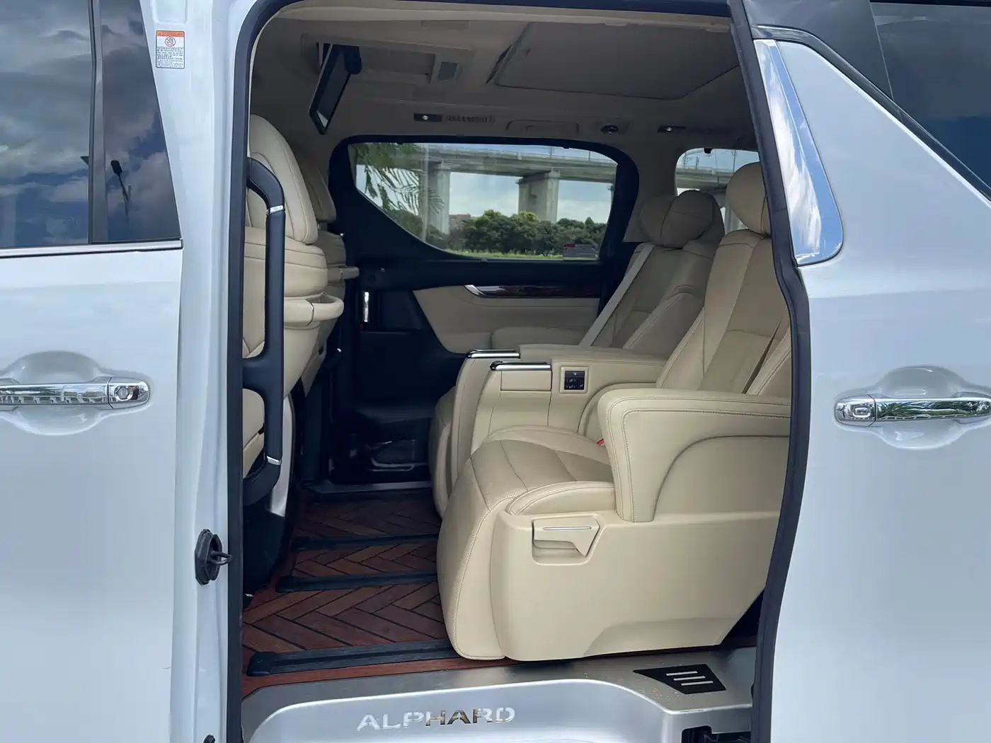 Toyota Alphard 2021 Hybrid 2.5L Luxury фото 28