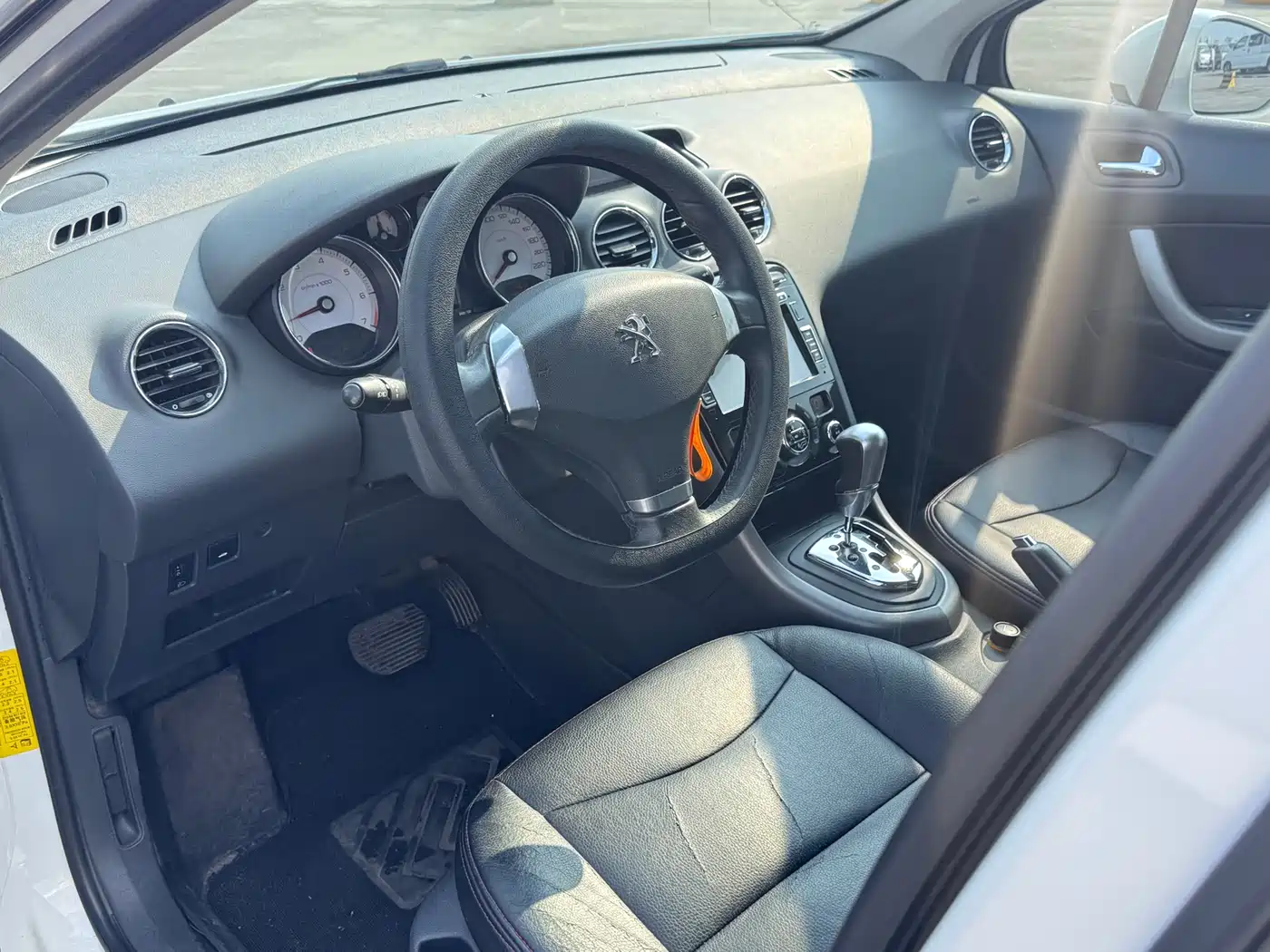 Peugeot 408 2013 2.0L Automatic Luxury Edition фото 12