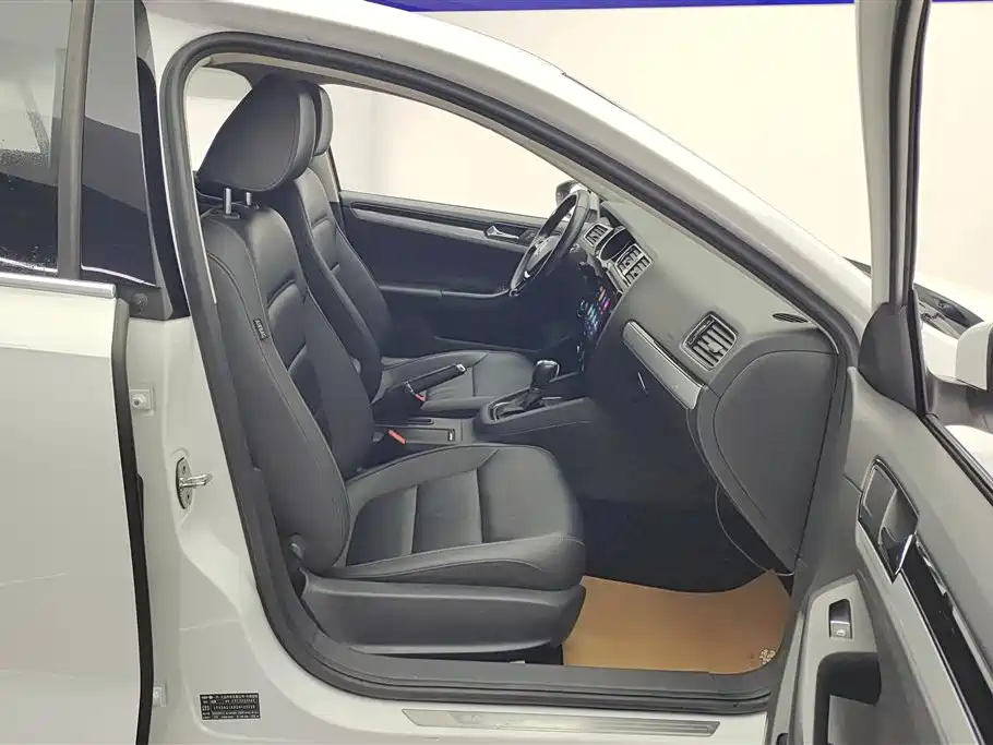 Volkswagen Sagitar 2015 1.6L Automatic Comfort фото 8