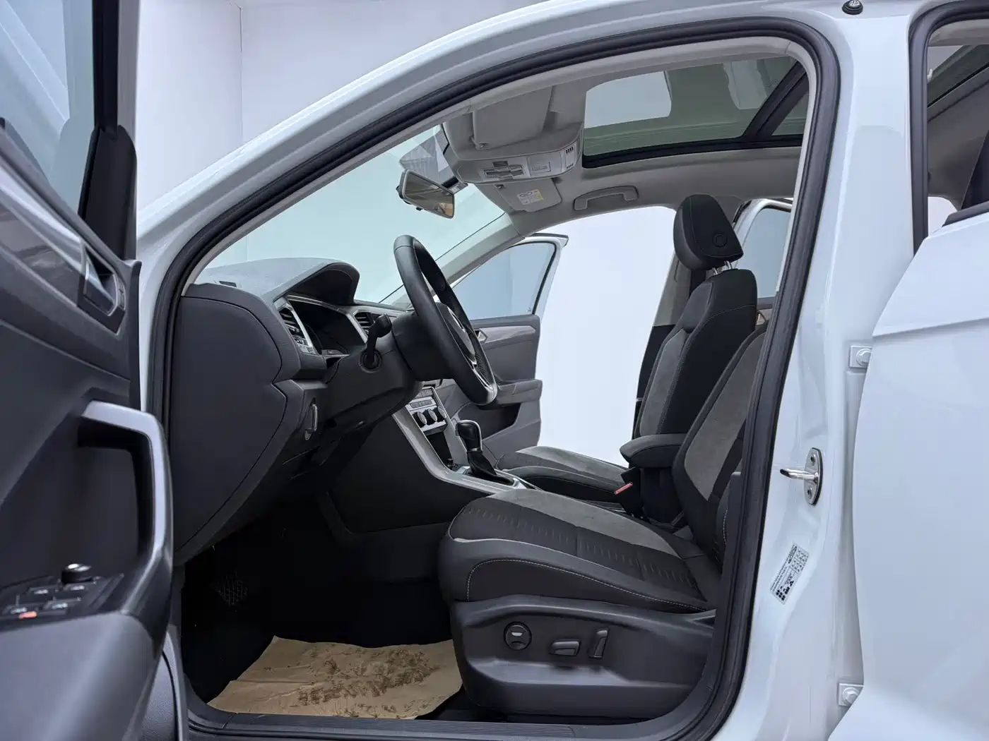 Volkswagen T-ROC 2021 Facelift 280TSI DSG 2WD Elite Smart Connect Edition фото 6