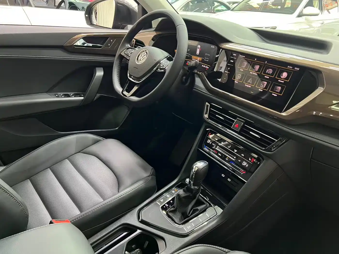 Volkswagen Tharu 2022 280TSI FWD Luxury Edition фото 17