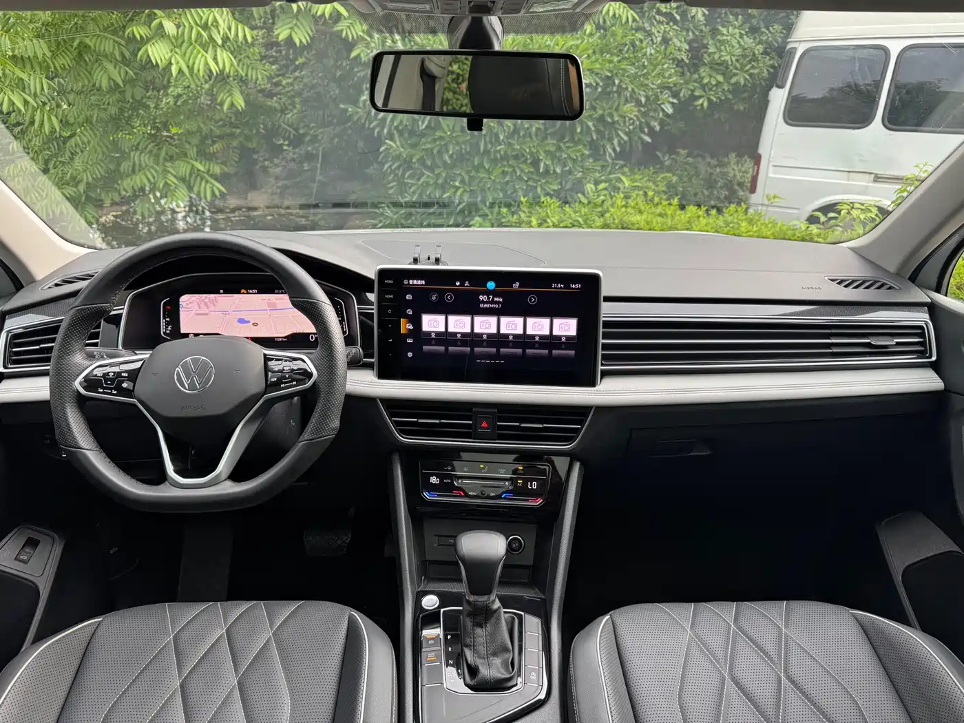 Volkswagen Tiguan L 2023 300TSI Automatic 2WD Smart Enjoyment Edition фото 11