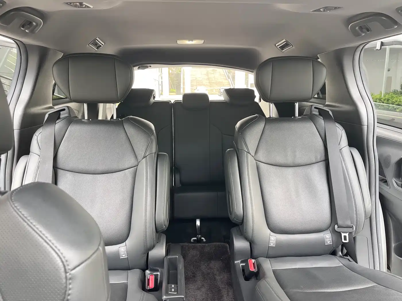 Toyota Sienna 2023 2.5L Hybrid Premium Edition фото 17