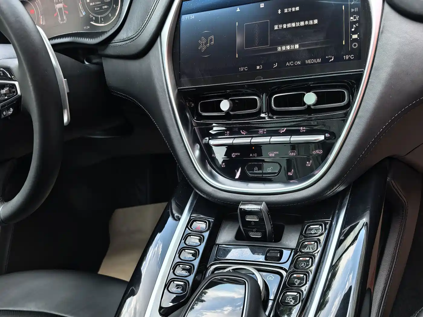 Photo 20 - Aston Martin DBX