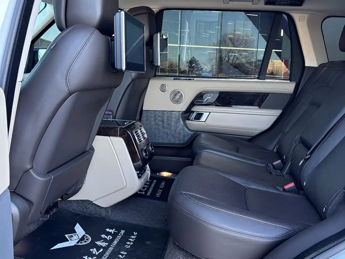 Land Rover Range Rover 2022 3.0 L6 400PS Heritage Extended Classic Edition фото 13