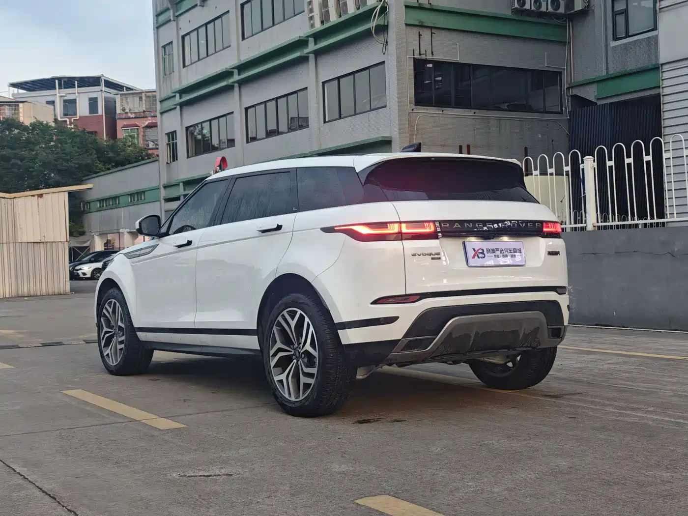 Land Rover Range Rover Evoque 2023 Range Rover Evoque L 249PS Luxury Edition фото 3